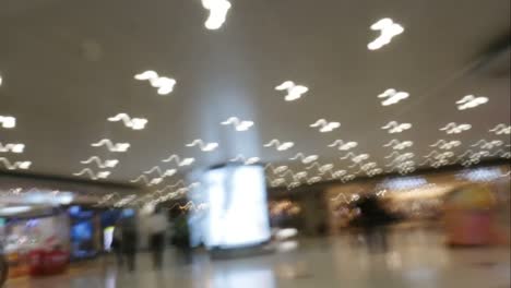 Zeitraffer-des-Gehens-durch-Hong-Kong-International-Airport