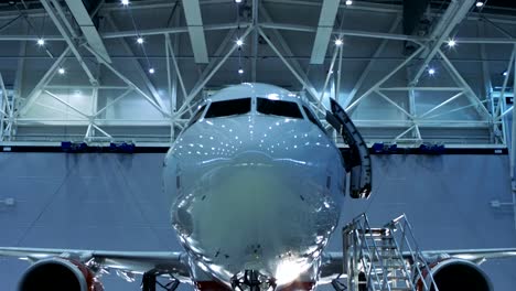 Shot-Down-Up-de-un-nuevo-avión-en-un-Hangar-de-mantenimiento-de-aeronaves.-La-puerta-del-avión-es-abierto-y-los-soportes-de-la-escalera-al-lado-de-él.