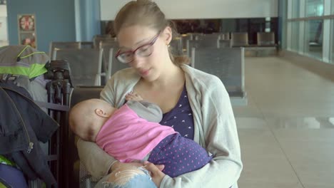 Lactancia-materna-de-una-mujer-de-su-hijo-en-el-aeropuerto