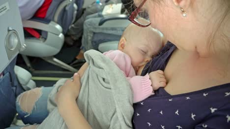 Lactancia-materna-de-una-mujer-de-su-hijo-en-un-avión