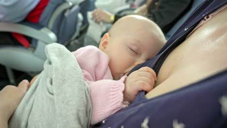 Lactancia-materna-de-una-mujer-de-su-hijo-en-un-avión