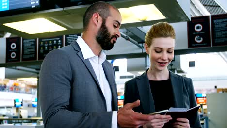 Business-people-discussing-over-smartphone