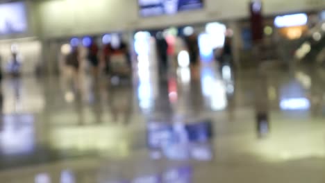 Tourists-at-airport