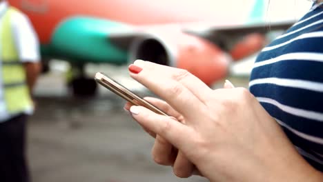 Frau-Browser-Smartphone-am-Flugzeug
