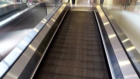 Pov-mit-langen-horizontalen-Rolltreppe-am-internationalen-Flughafen-terminal-bewegt