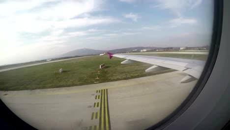 Flugzeug-Beifahrerfenster-POV-bei-Ankunft-am-Flughafen