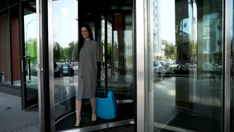 Businesswoman-leaves-the-arrival-terminal