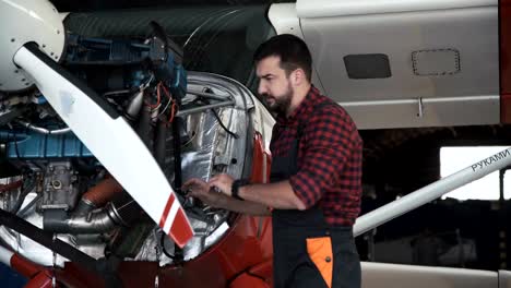 Dos-mecánicos-de-vuelo-haciendo-un-pre-vuelo-comprobar