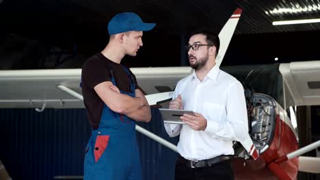 Mechanic-and-flight-engineer-having-a-discussion