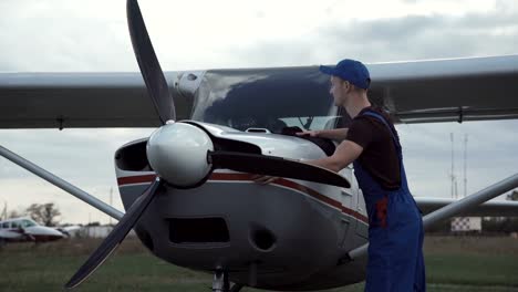 Junge-Pilotin-oder-Mechaniker-arbeiten-an-Bord-eines-Flugzeugs