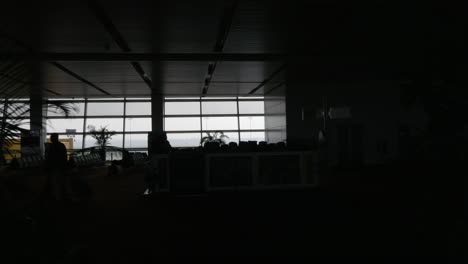 Silhouette-des-Menschen-in-Neu-Delhi-Flughafen