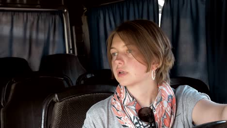 Young-woman-setas-in-the-bus