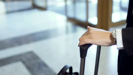 Businesswoman's-hand-hold-suitcase