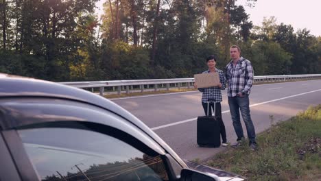 Menschen-am-Wegesrand-wartenden-Wagen