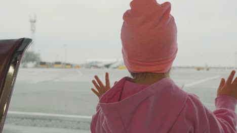 Niño-mira-por-la-ventana-en-el-aeropuerto