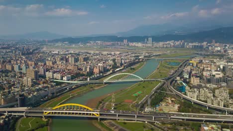 sonnigen-Tag-Taipei-Stadtbild-Fluss-Brücken-aerial-Panorama-4k-Zeitraffer-Taiwan