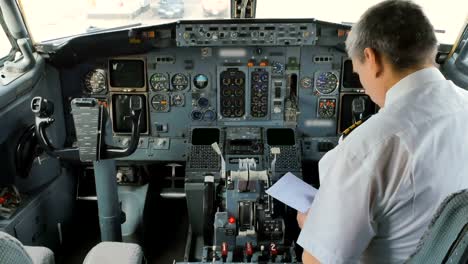 Capitán-de-avión-se-prepara-para-el-vuelo-y-llena-documentos