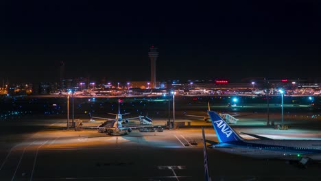 Flugzeug-Transport-Verkehr-im-Start-und-Landebahn-oder-Rollweg-nachts-im-Zeitraffer-Flughafen.