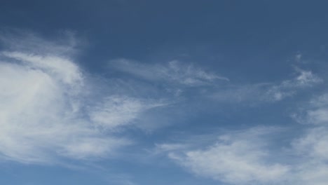 Flugzeug-Landung-auf-der-Insel-Bali-Flughafen-unter-blauen-Meer-mit-Wellen-am-Horizont