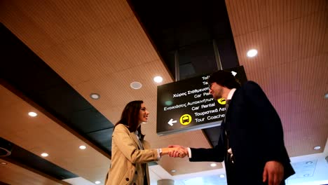 Junge-Unternehmer-Gruß-und-Handschlag-am-Flughafen