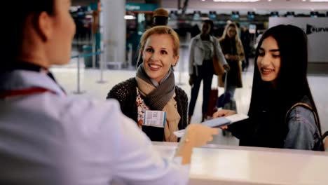 Madre-e-hija-haciendo-check-in-en-el-aeropuerto-antes-de-viajar