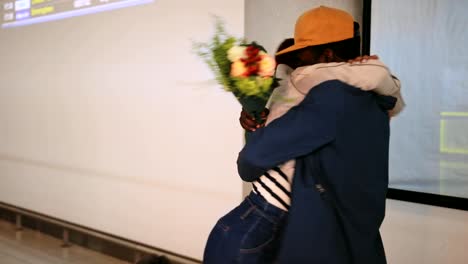 Novio-saludando-y-abrazando-la-novia-en-el-aeropuerto-después-de-la-llegada-del-vuelo