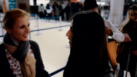 Y-multiétnicas-personas-esperando-en-cola-en-el-aeropuerto