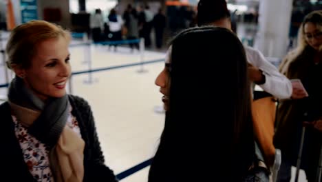 Multi-ethnischen-Menschen-in-Warteschlange-am-Flughafen