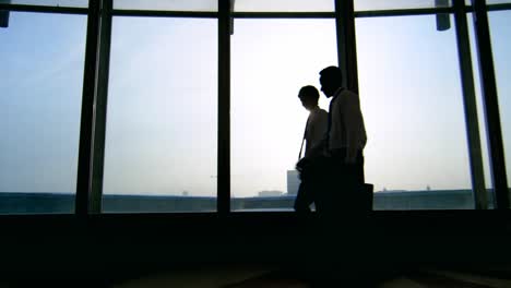 Businesspeople-Walking-in-Airport