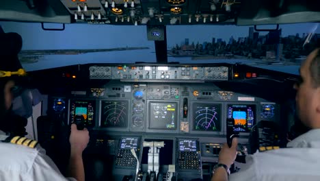 Piloten-Steuern-einen-Airbus-in-einem-Flugsimulator.