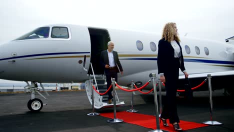 Business-Leute-verlassen-Privatjet-4k