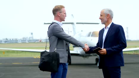 Businessmen-shaking-hands-with-each-other-4k