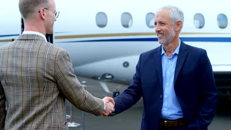 Businessmen-shaking-hands-with-each-other-4k