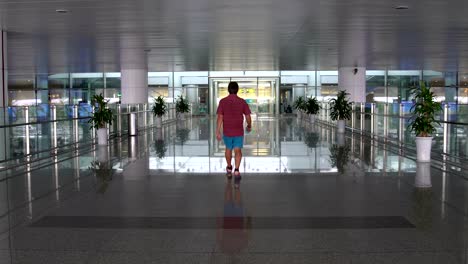 Man-goes-to-airport-terminal-building