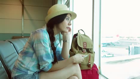 Airport-beautiful-woman-on-smart-phone