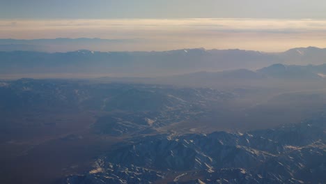 día-soleado-vuelo-china-de-panorama-4k-de-avión-pasajero-ventana-vista