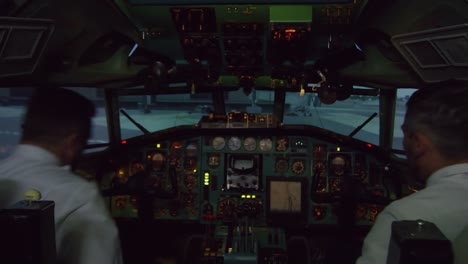 Immer-Piloten-ins-Cockpit-und-die-Vorbereitung-für-den-Flug
