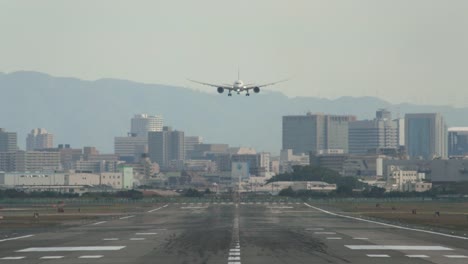 Airplane-landing-on-the-runway---Fix