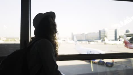 Frau,-die-Selfie-in-der-Nähe-von-Flughafen-Fenster