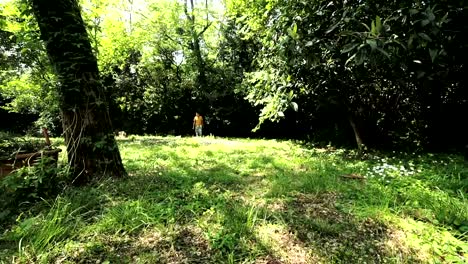 little-boy-corriendo-con-la-bola-jugando-al-fútbol-americano:-Fútbol,-al-aire-libre,-los-niños