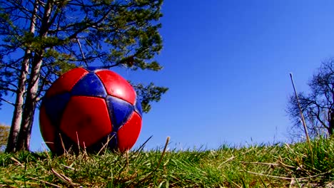 Pierna-hombre-éxitos-pelota-de-fútbol