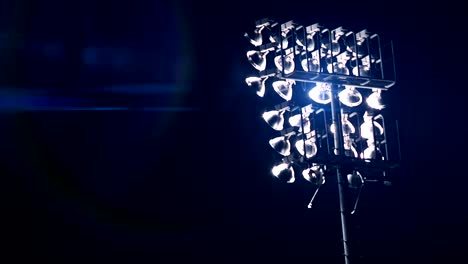 Estadio-de-deportes-con-iluminación-activada-béisbol-o-fútbol-americano