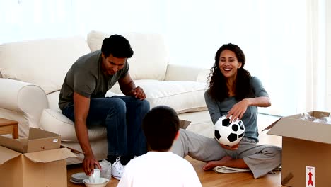 Familie-spielen-mit-einem-Fußball-ball