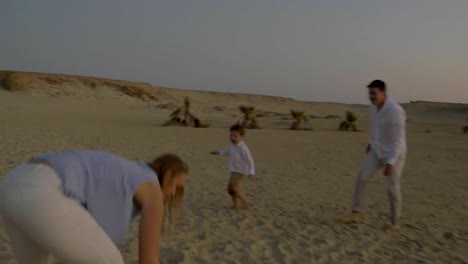 Activo-juego-con-niño-en-la-playa-al-atardecer