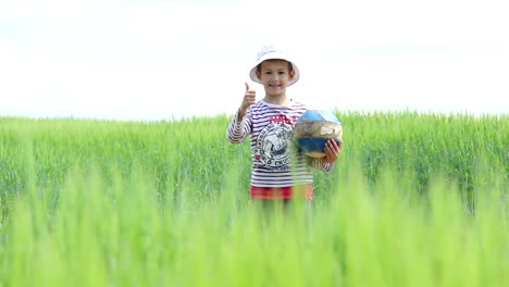 Niño-jugando-con-un-balón