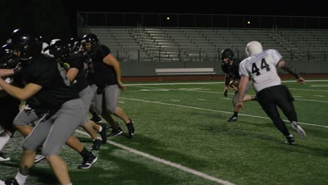 Un-jugador-de-fútbol-insiste-por-los-opositores-un-la-derecha-antes-de-hacer-una-touchdown