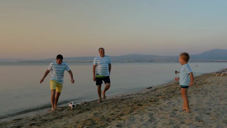 Familie-Fußball-spielen-am-Strand