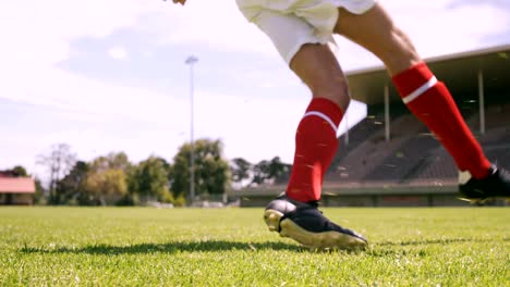 Jugador-de-fútbol-coleando-la-pelota