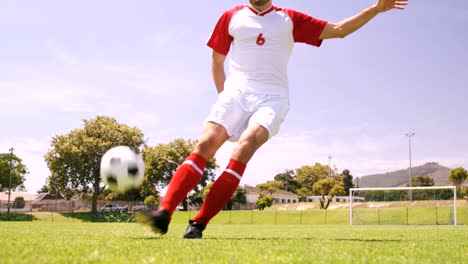 Jugador-de-fútbol-coleando-la-pelota