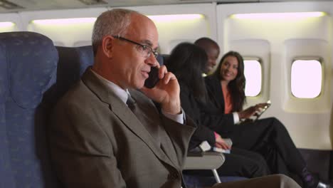 Teléfono-móvil-en-un-avión